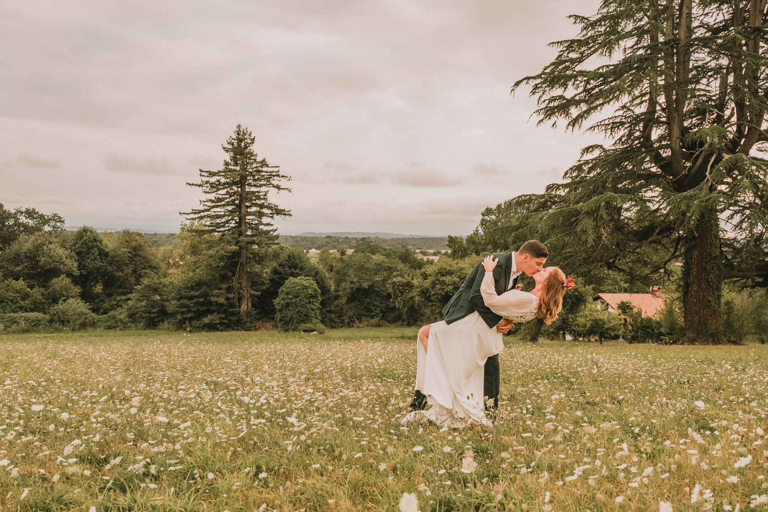 photo de couple mariage dans les landes avec les Perles de Charlotte, décoratrice