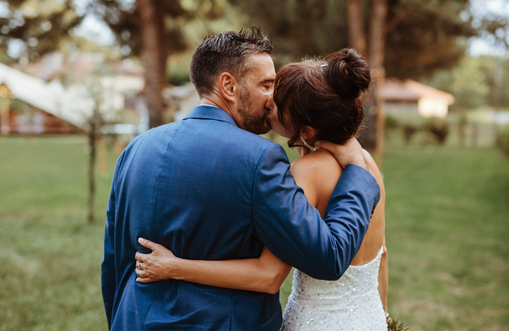 moment intime de couple avec photopgraphe wedding