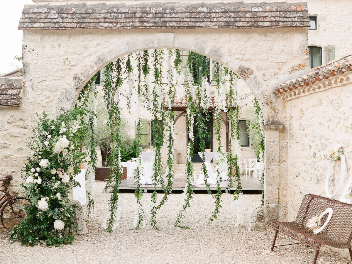 végétalisation de l'entrée du clos des charmes par l'agence de décoration de mariage Les Perles de Charlotte