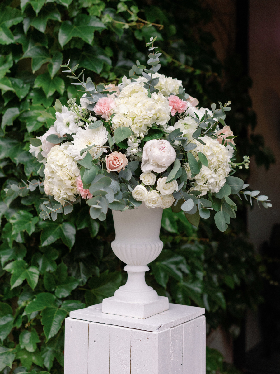 fleurs dans vase médicis au Château du Clair de Lune mariage Les Perles de Charlotte