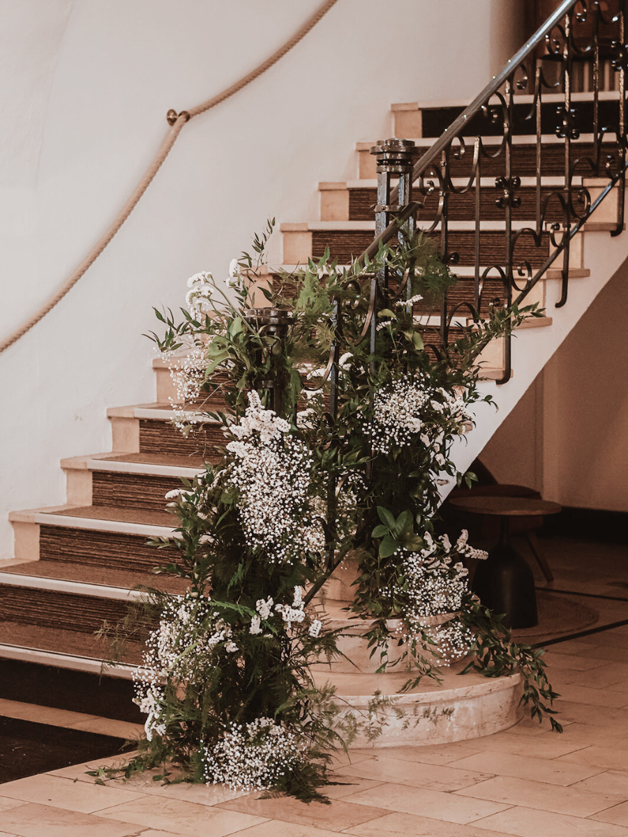 decoration escalier par fleuriste les perles de charlotte