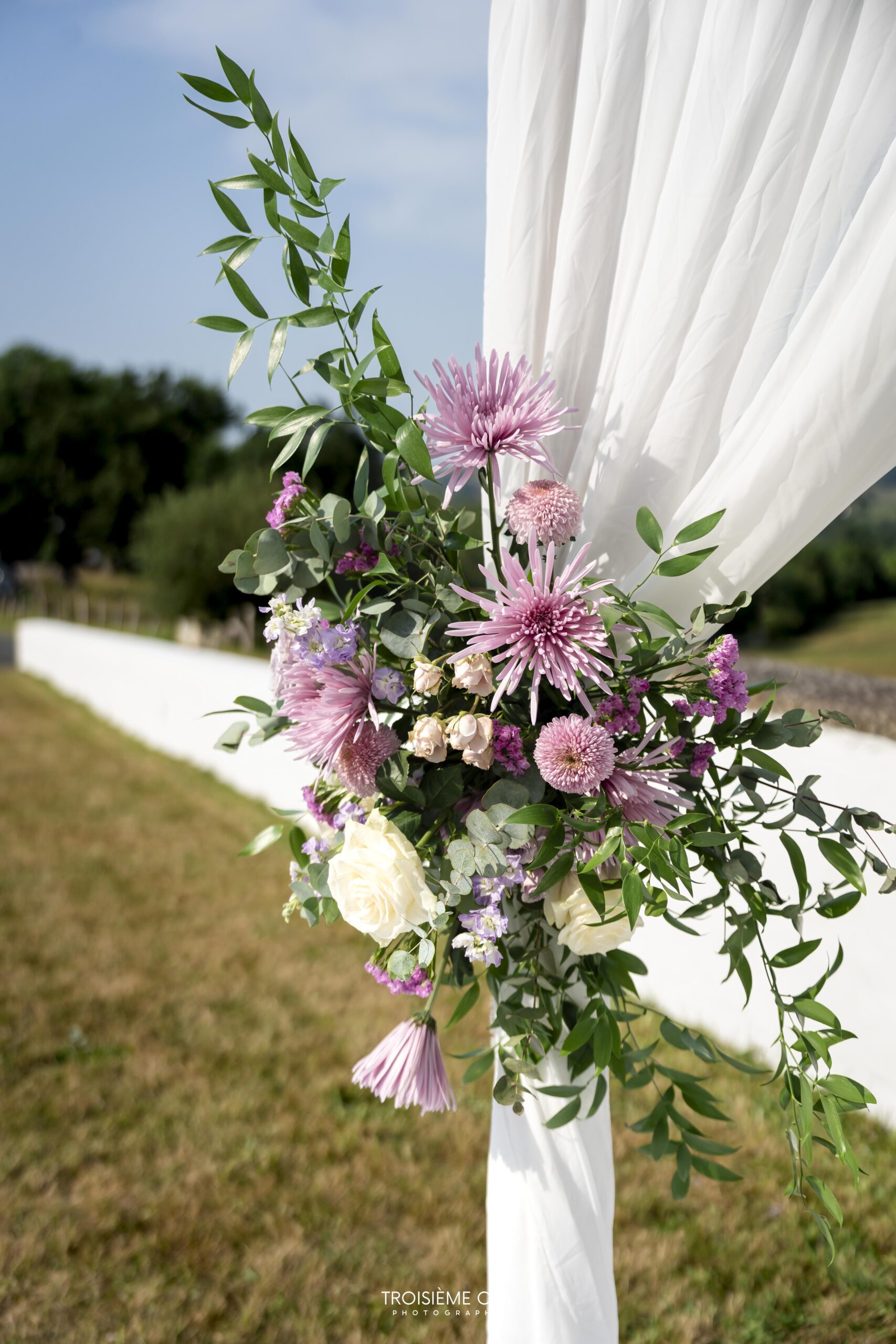 arche rectangulaire décoré avec des fleurs et du voilage délicat