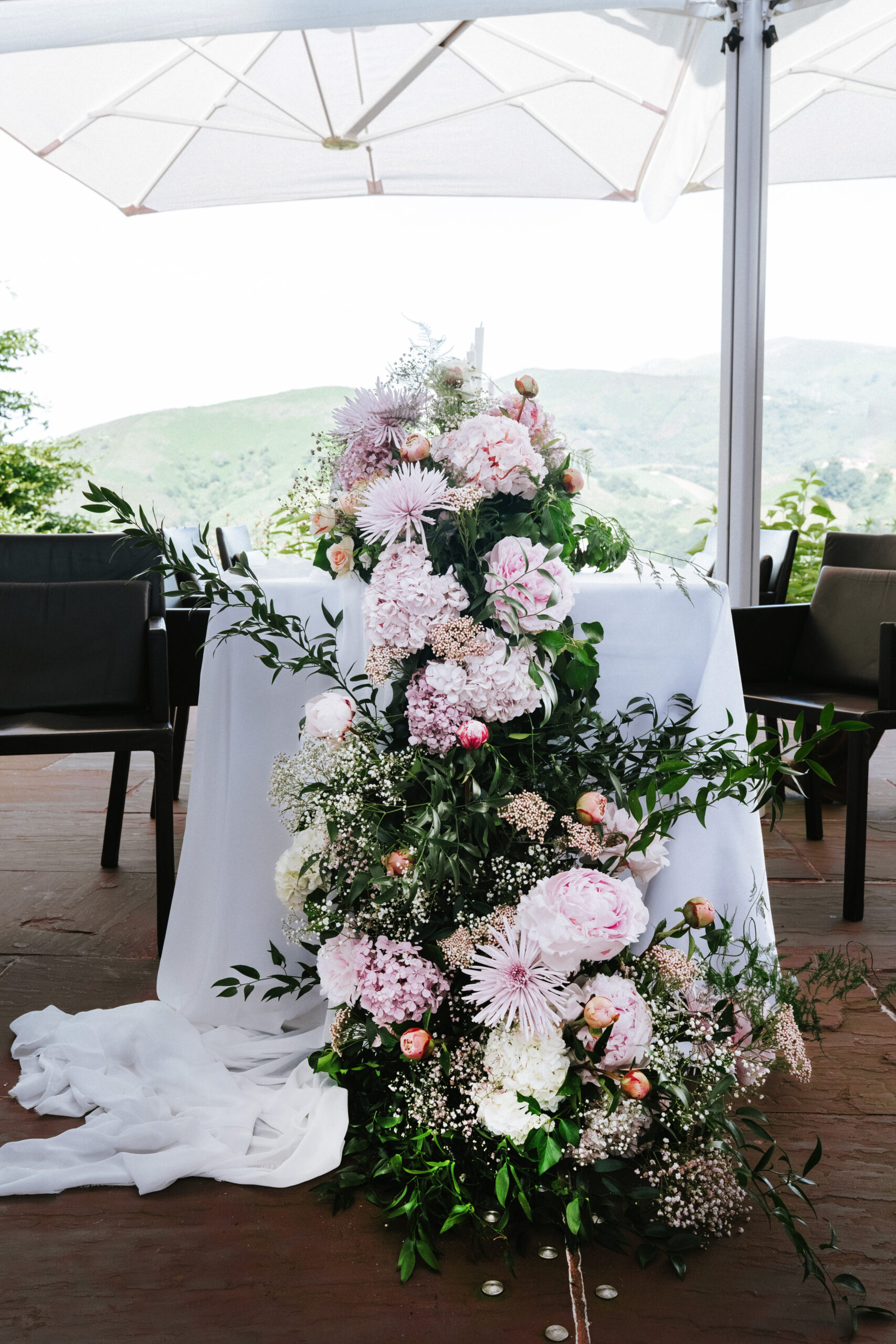 cascade de fleurs sur table les perles de charlotte